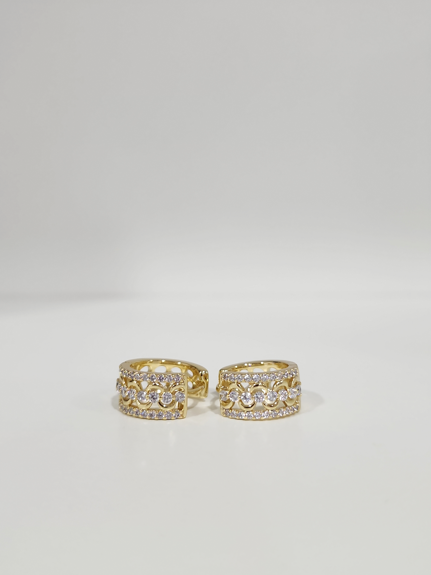 Luci Hoops