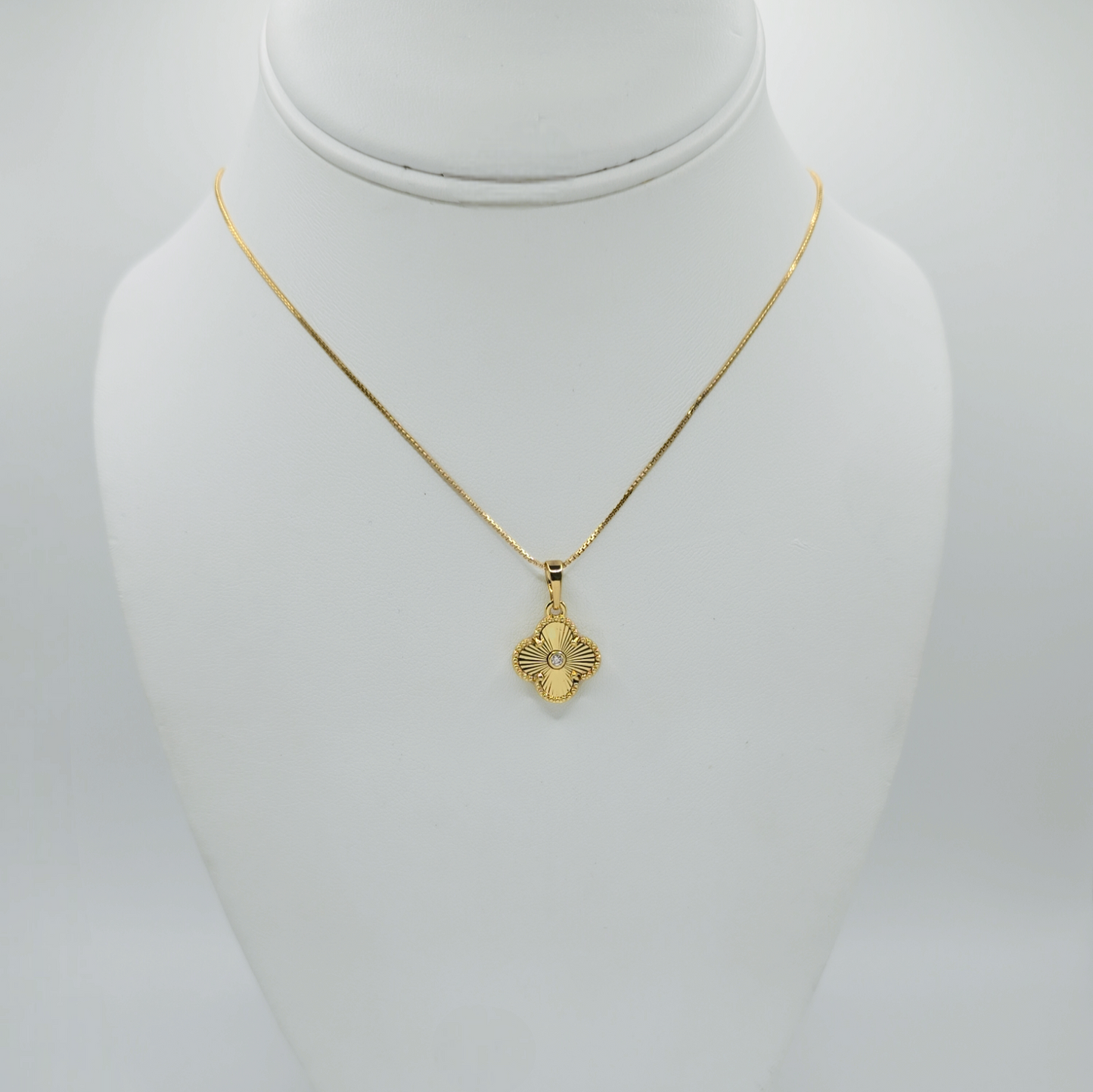 Gold Trebol with Box chain Necklace